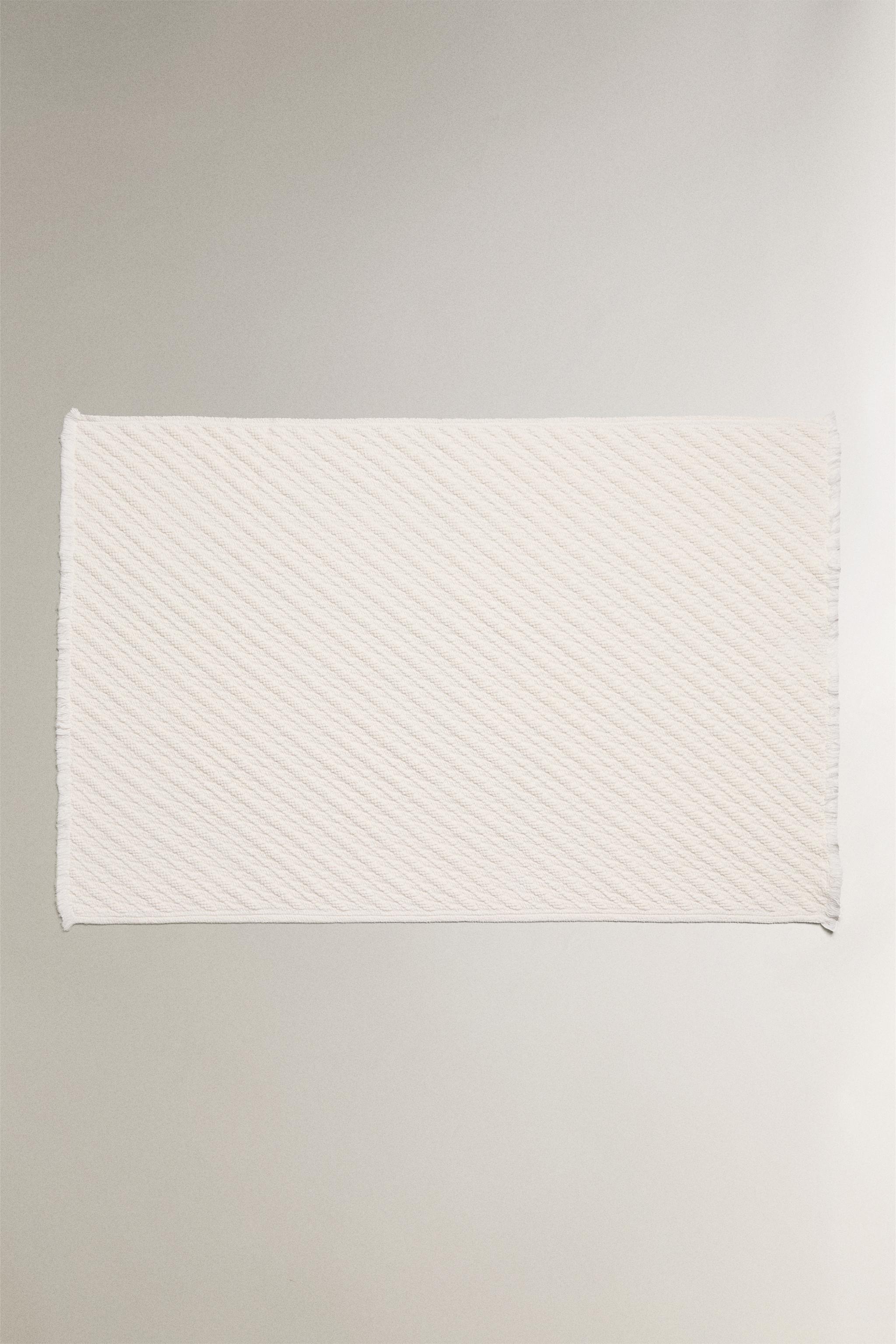 DIAGONAL STRIPED BATH MAT